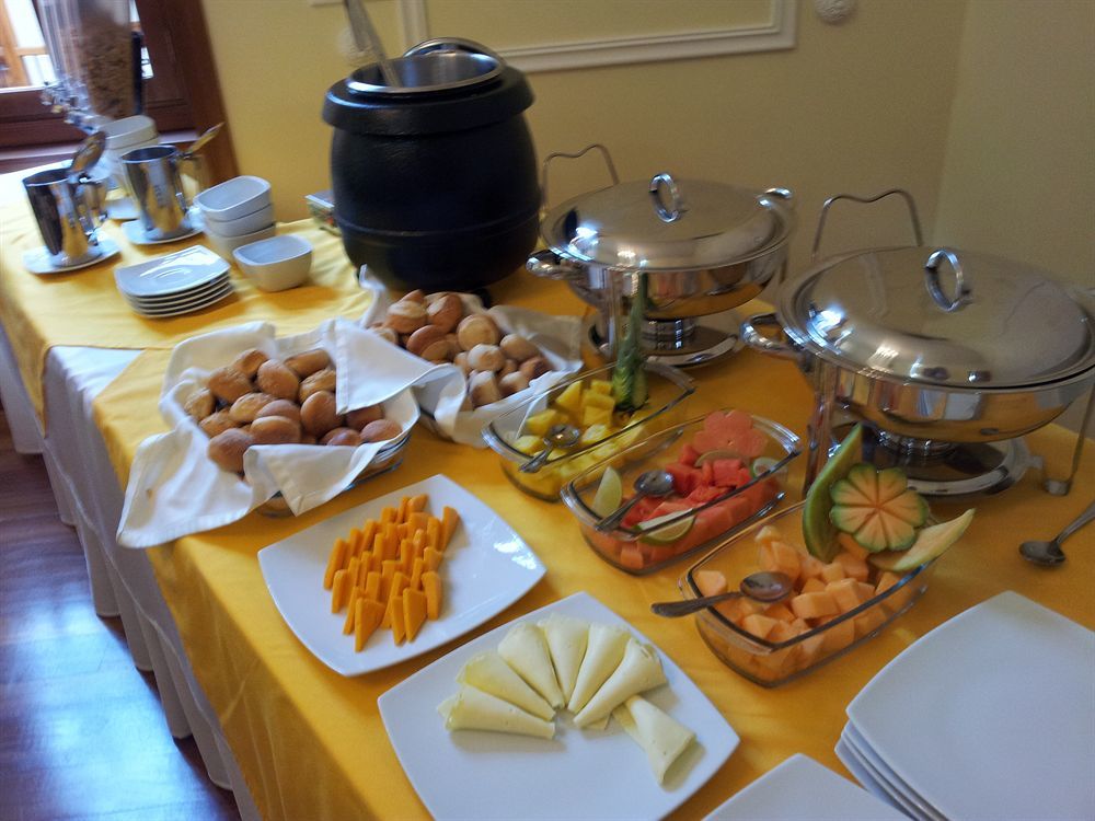 Hotel Santa Lucia Boutique Spa Bogota Bagian luar foto A buffet