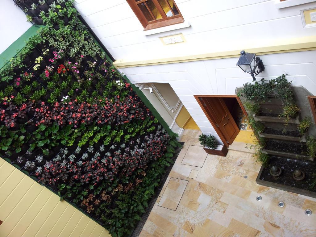 Hotel Santa Lucia Boutique Spa Bogota Bagian luar foto A green wall in a courtyard